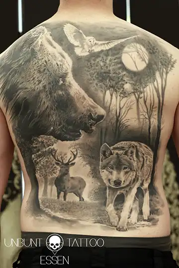 rücken tattoo mann frau bär tattoo mit hirsch in wald wolf tattoo