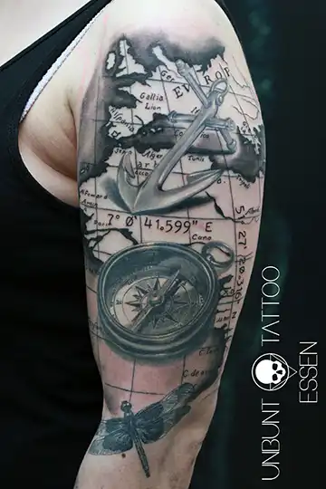 kompass tattoo mit landkarte anker tattoo arm frau
